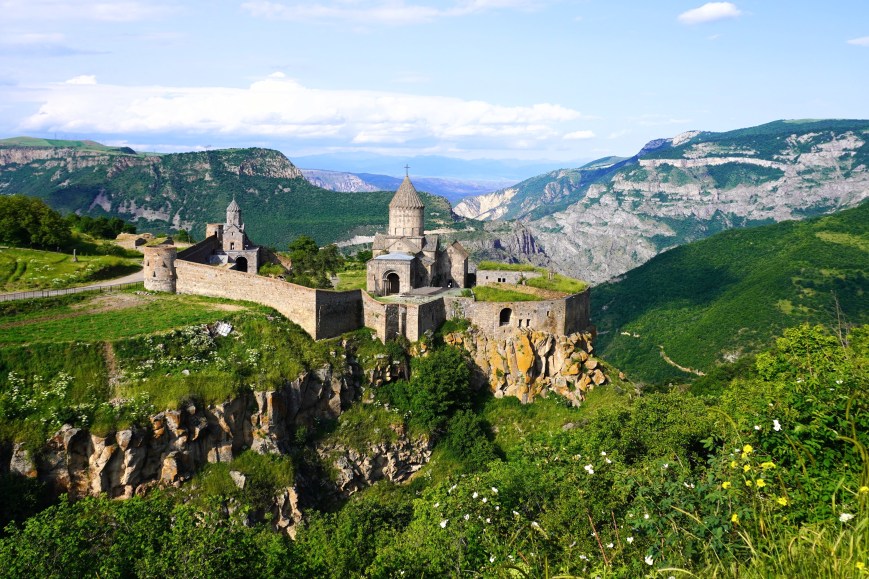 Sur les cimes, un monastère, Tatev
